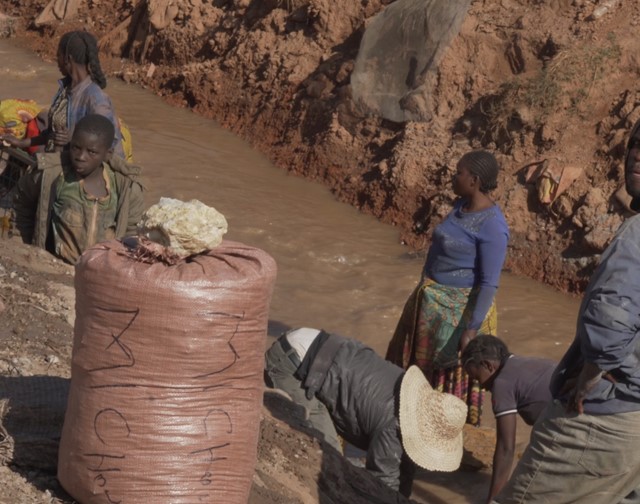 Kongossa paikalliset huuhtoivat kobolttia käsin